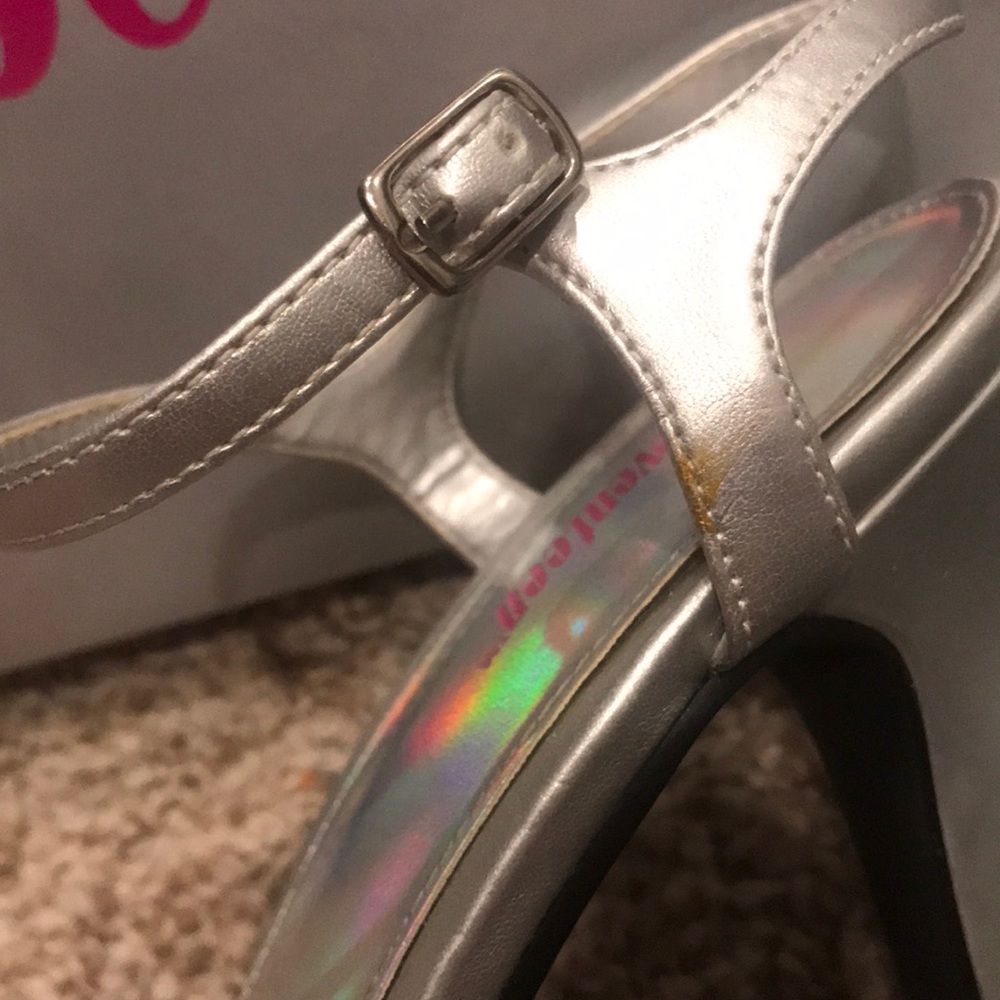 Silver heels - Picture 4 of 5